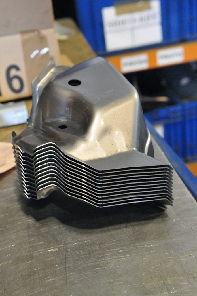 Emboutissage pièce de structure en acier pour l'automobile.