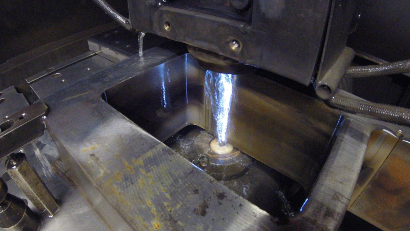 Découpe de pièces en acier par électroérosion par fil.