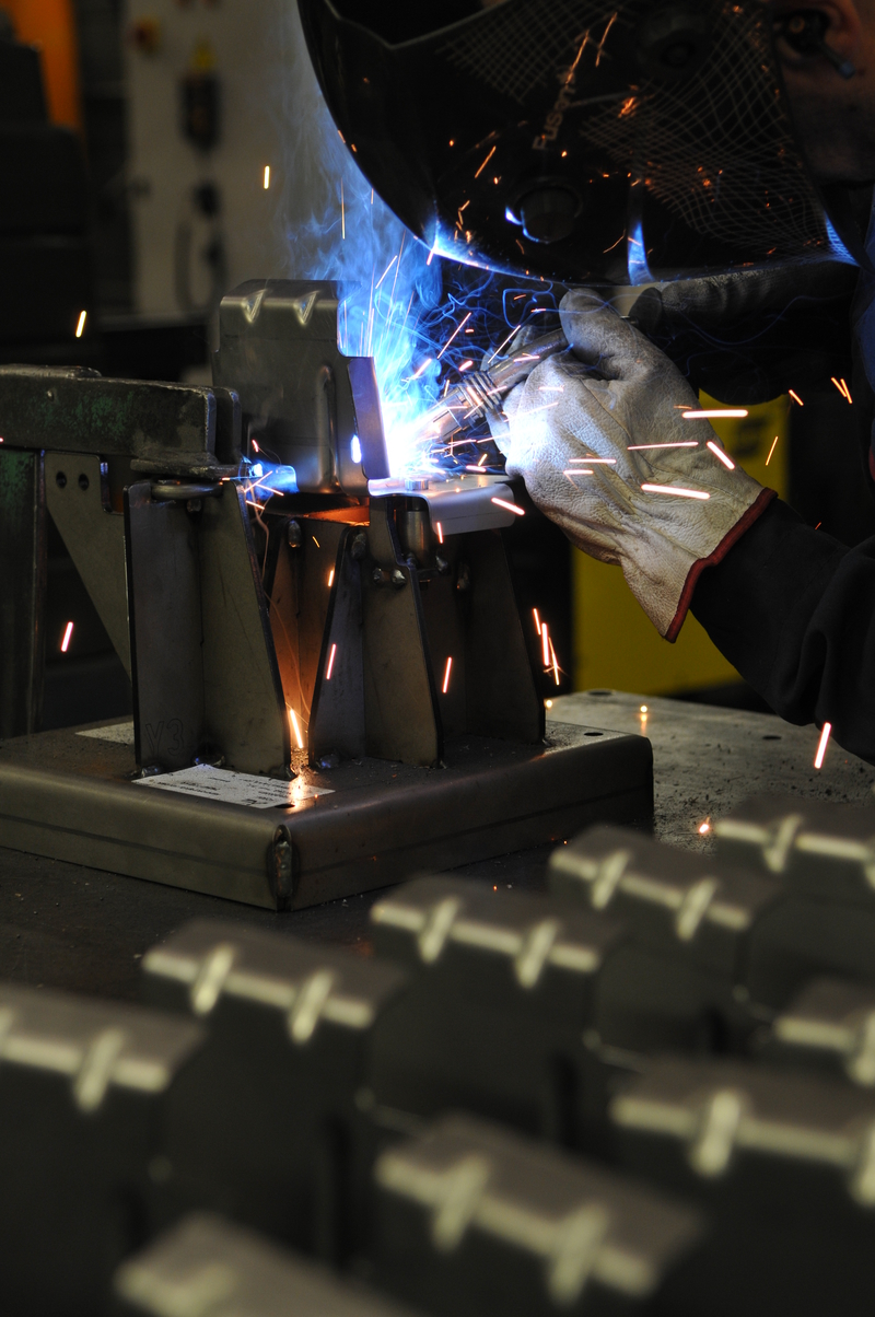 Soudage moyen d'assemblage pour pièce tôlerie automobile.