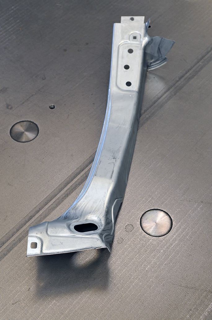 Emboutissage pièce de structure acier pour l'automobile.