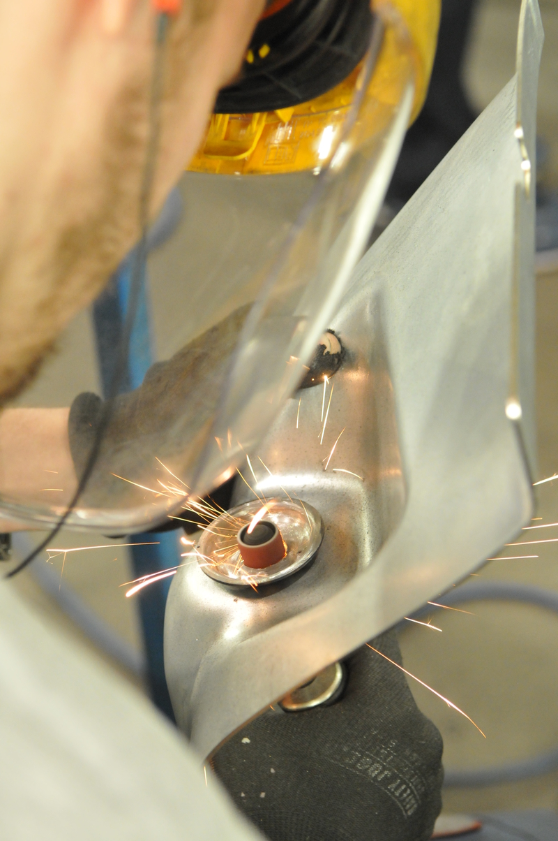 Finition pièce tôlerie fine en acier pour l'automobile.