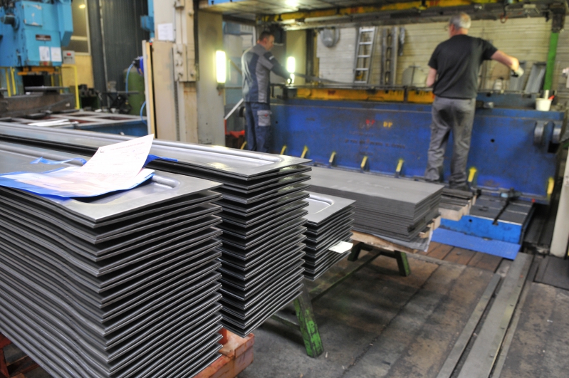 Emboutissage de pièces en acier de grande dimension - presse 1600 tonnes.