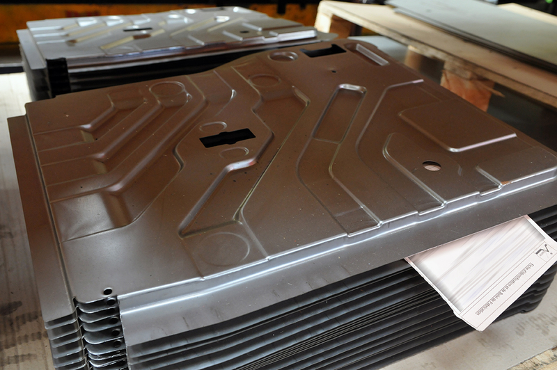 Elément de siège embouti en acier pour l'automobile.