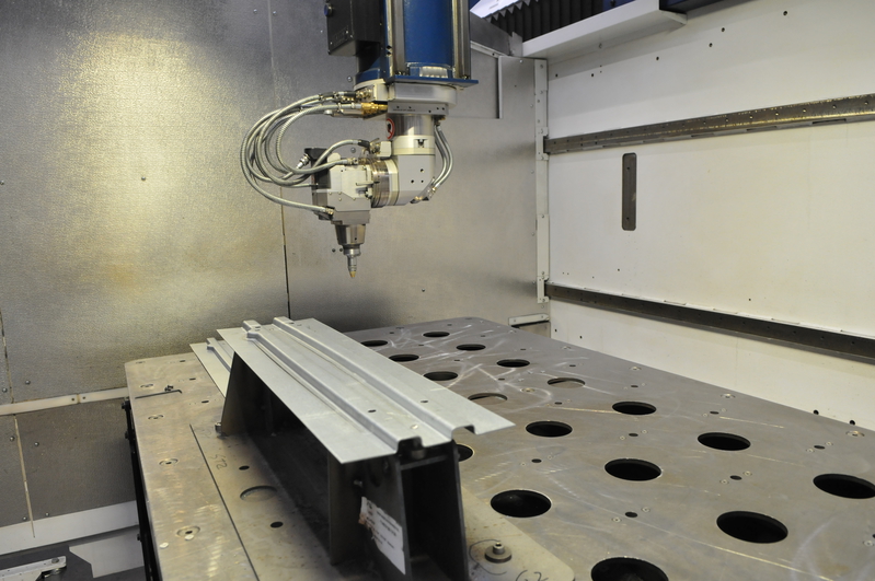 Découpe laser 5 axes en double cabine sur pièce emboutie en acier.