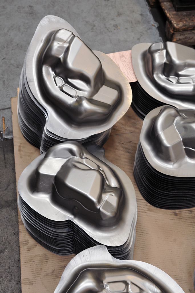 Composant de structure automobile embouti en acier.