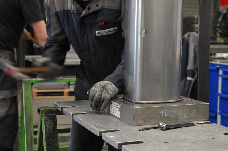 Formage main sur pièce de tôlerie fine type silencieux d'échappement.