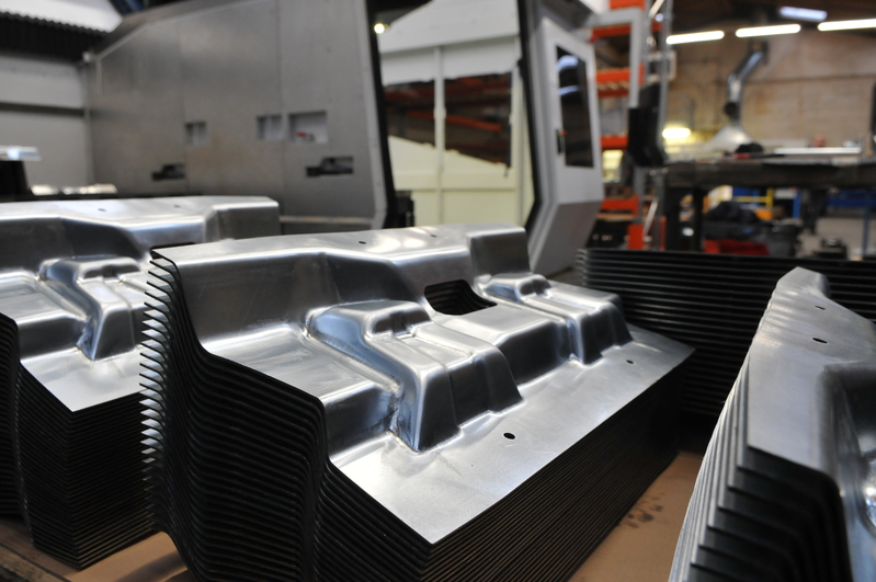 Emboutissage en petite série de pièces en acier pour l'automobile.