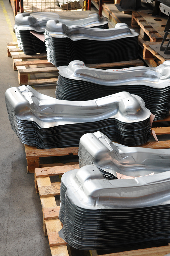 Pièce de structure emboutie en acier.