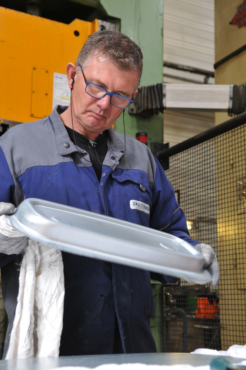 Mise au point emboutissage pièce tôlerie fine pour l'automobile.